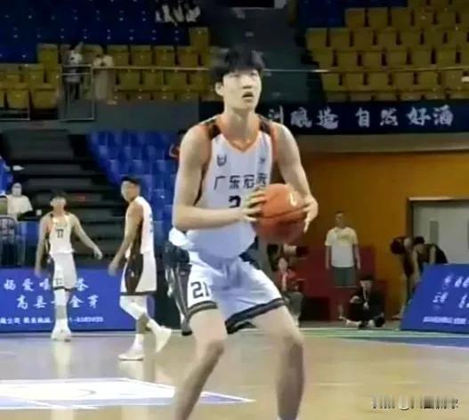 广东传来三个重量级消息！争抢胡金秋！2米12高塔空降！周鹏摊牌

CBA休赛期进