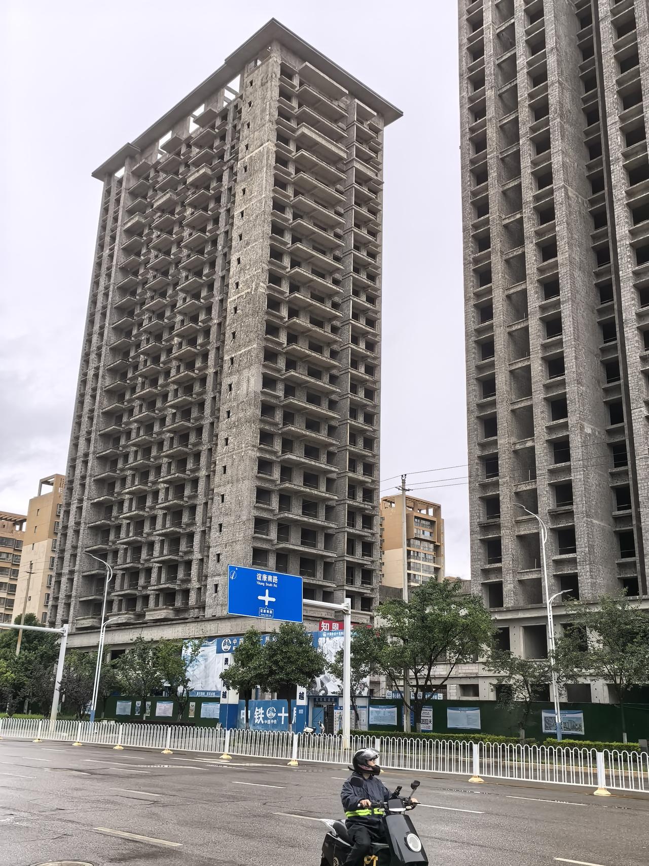 呈贡甬鑫哈佛中心的后面，聚贤街上，这个项目去年年底前都是热火朝天的施工着的，是属