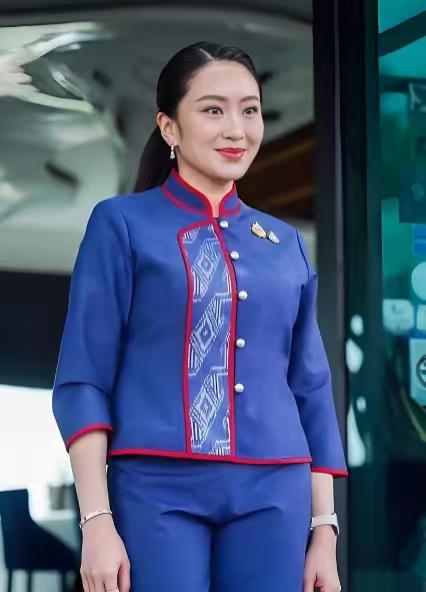 佩通坦其实还有机会，她虽然也下台了，但和父亲他信、姑姑英拉的情况不一样。虽然都是