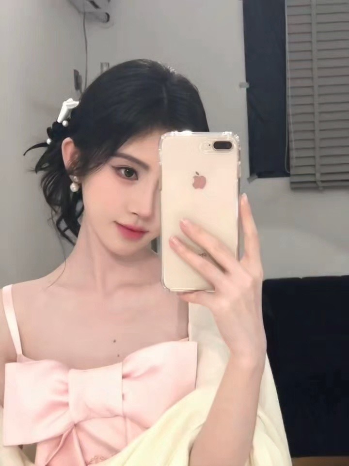 鞠婧祎姜黎非 jjy鞠婧祎千香 𐙚˙⋆.˚  我的世界本是暗淡无光 直到你的出