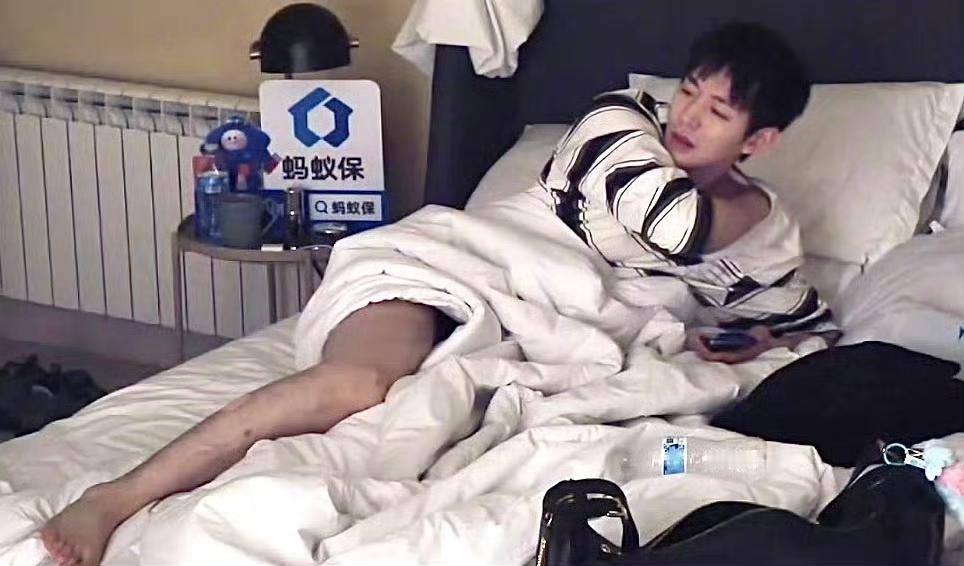 真的很少见这么自律保守的男艺人！谁能料到邓为会因为露了一次腿直接冲上热搜，全网粉