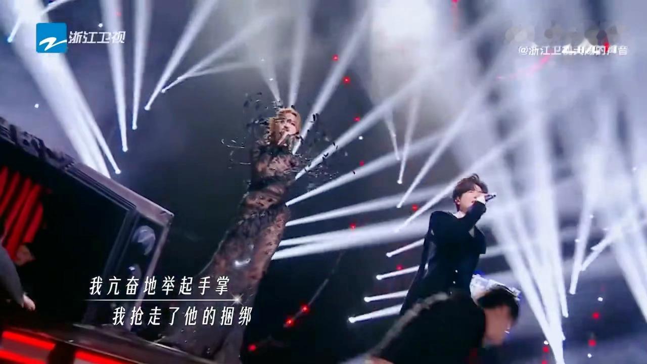 张靓颖给内娱音综舞台升咖了张靓颖音综最严厉的母亲专业唱功加持舞台格调，犀利严格的