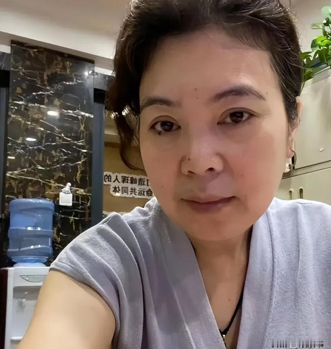 藏了30年！曹可凡老婆居然是她，难怪他火遍全国，全靠老婆撑腰
娱乐