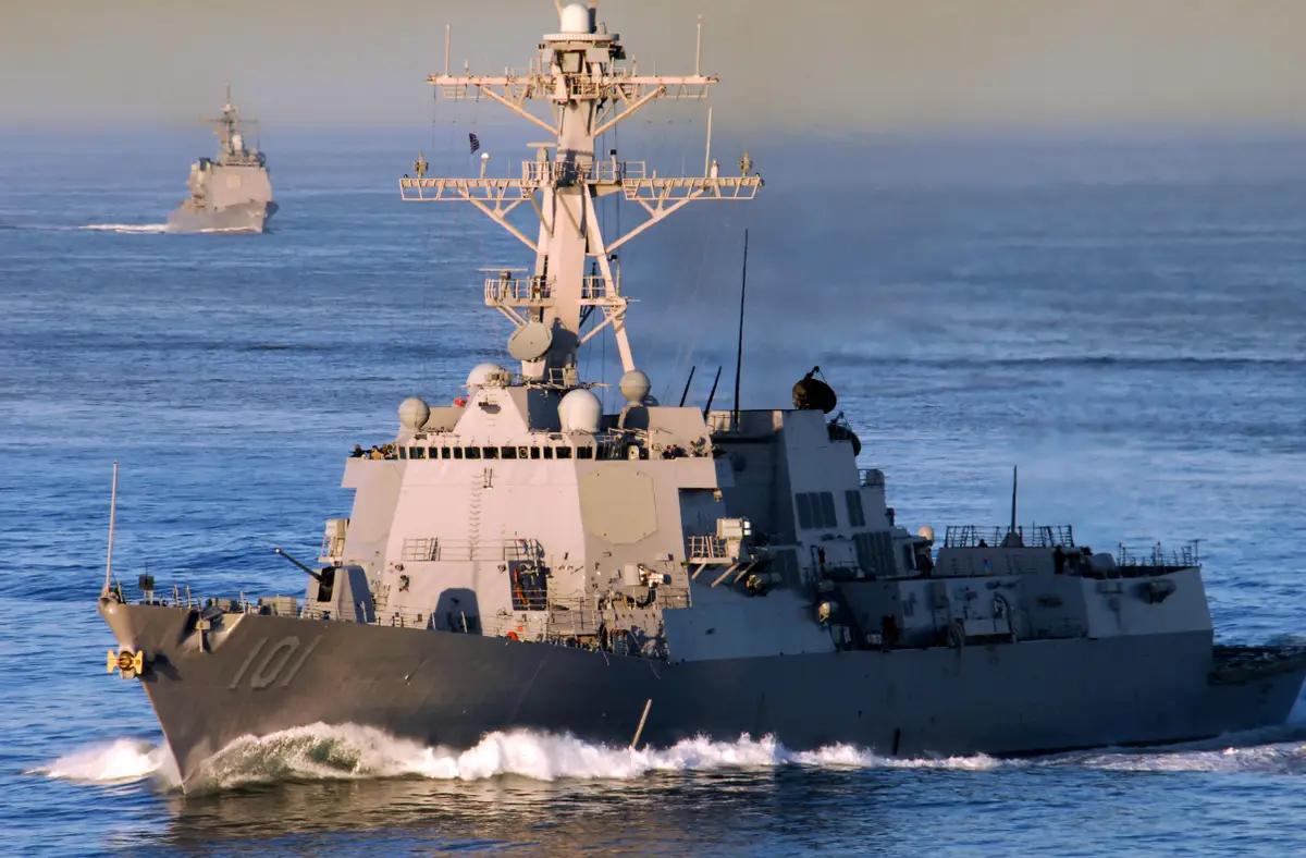 一位伊朗高级官员告诉美国有线电视新闻网，伊朗将优先允许缴纳费用通过霍尔木兹海峡的