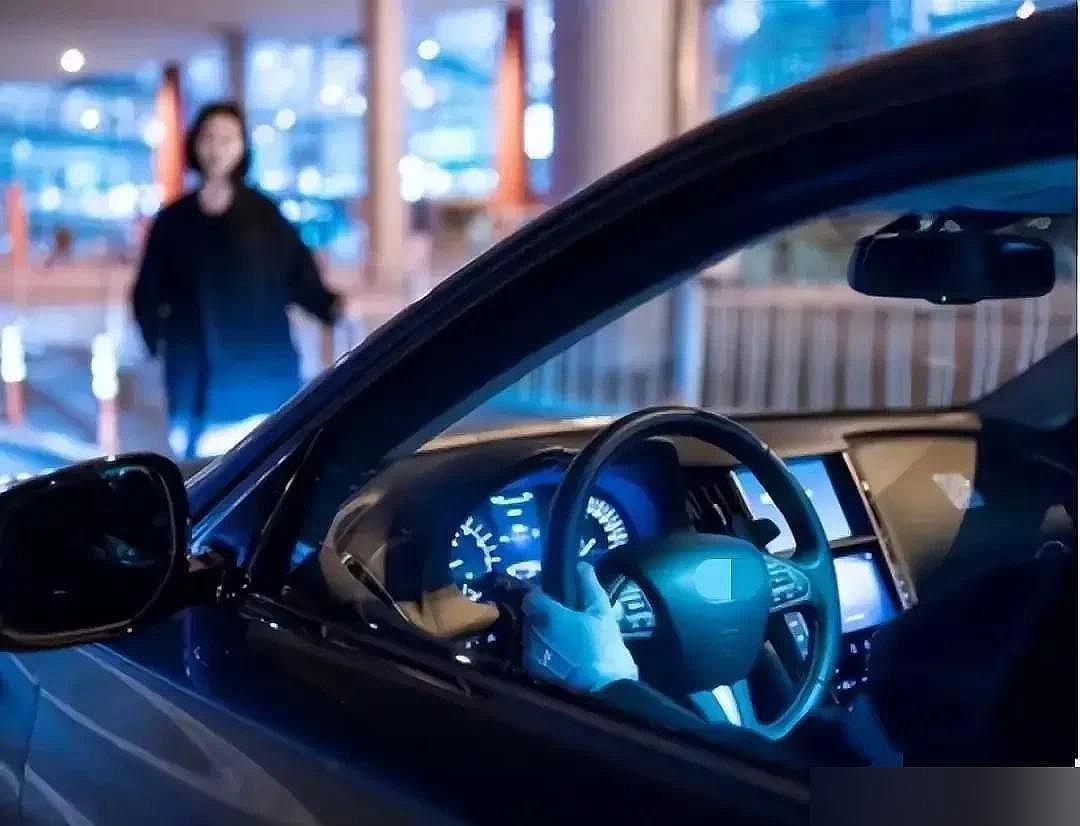 一女孩坐顺风车回家，走到半路，男司机见女孩漂亮，突然锁住车门，强行与女孩发生了关