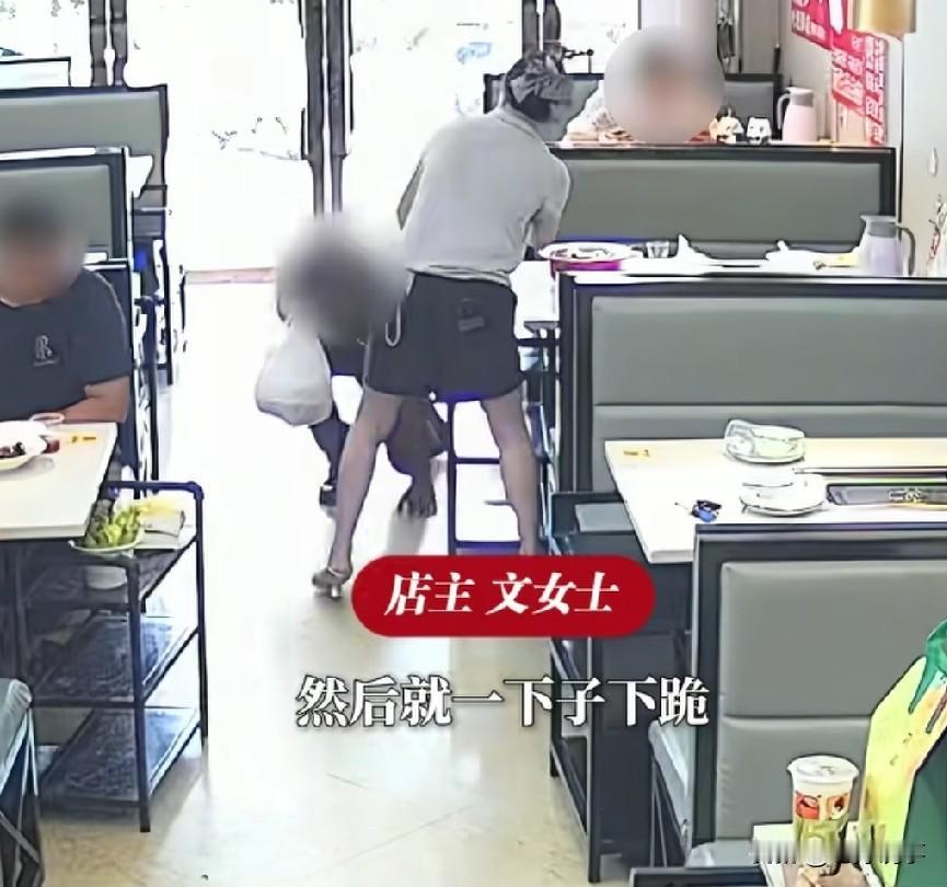 “这个老板就该发财！”，江苏苏州，一男子来到文女士饭店里讨要剩菜吃，文女士慷慨馈