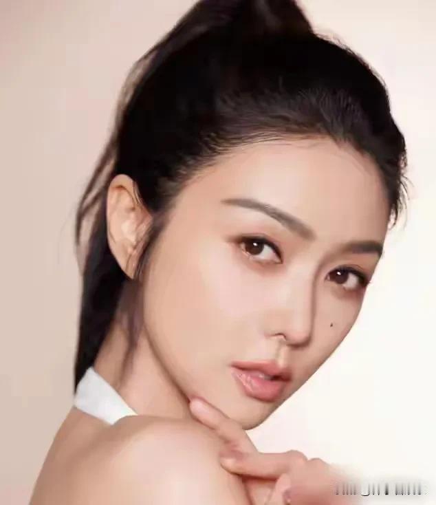 2025年8月，演员李一桐在直播间以一句“我把旺夫痣点了，只能旺自己，旺不了夫！
