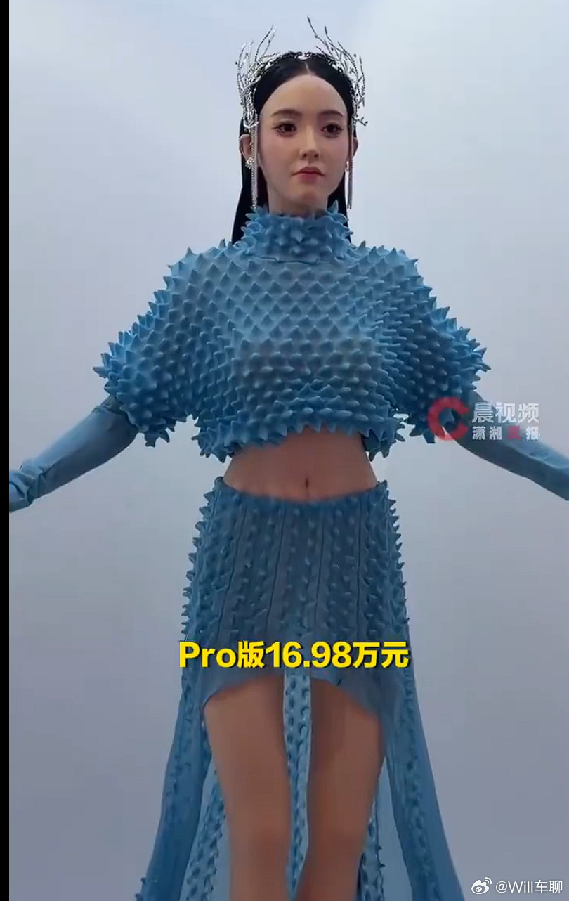99万元机器人伴侣续航撑不过一晚 单次充电，续航2小时。U1系列共推出三个版本。