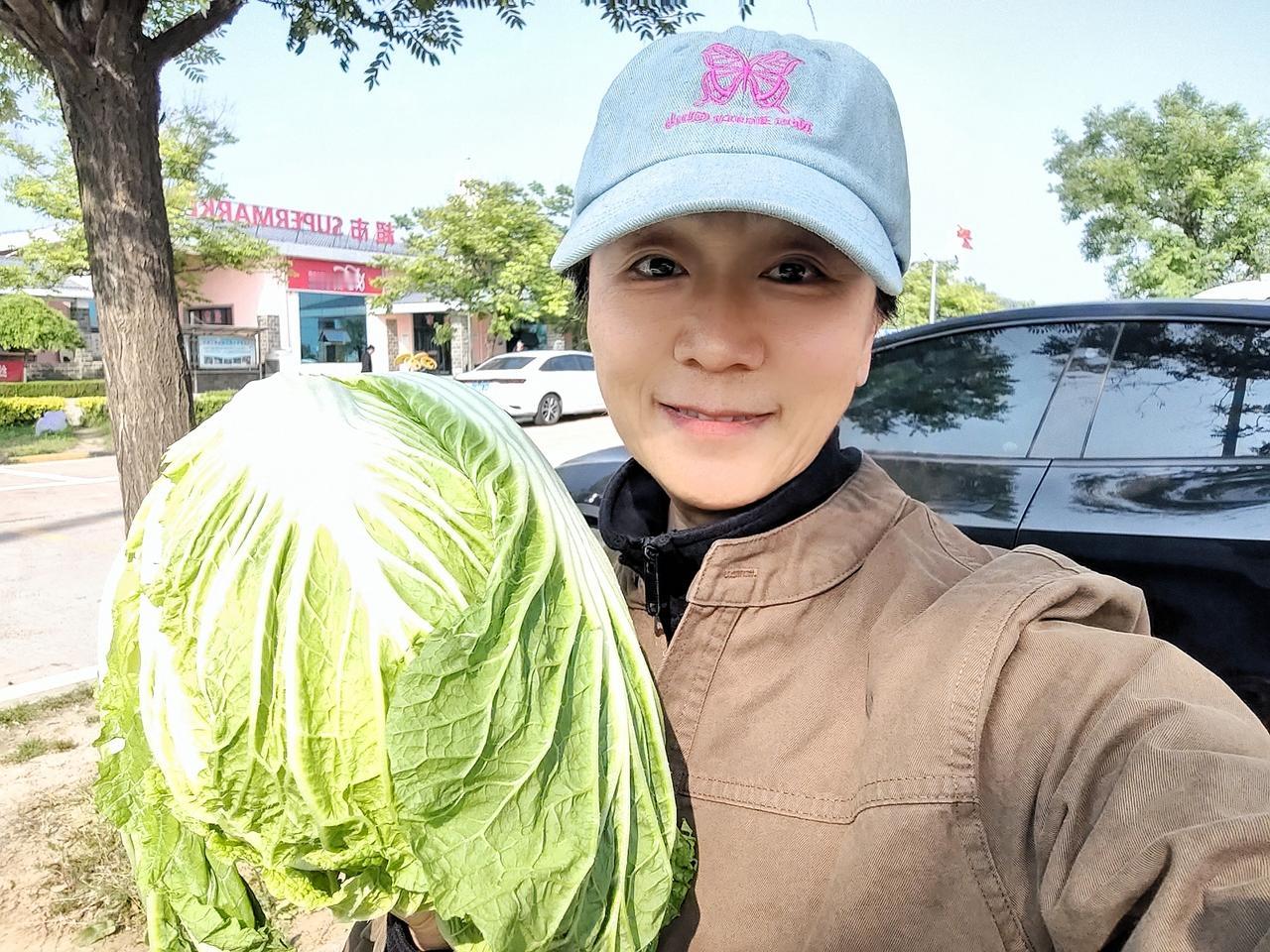 在山西永济服务区被困第四天，出发带的菜快见底了。正巧服务区来了一辆货车，拉了满满
