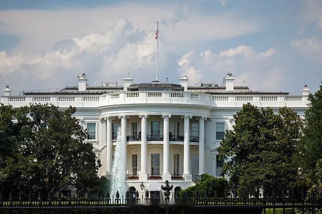 美媒称特朗普下令再袭伊朗迫其投降美国官员表示，美国总统特朗普已下令对伊朗发动新一