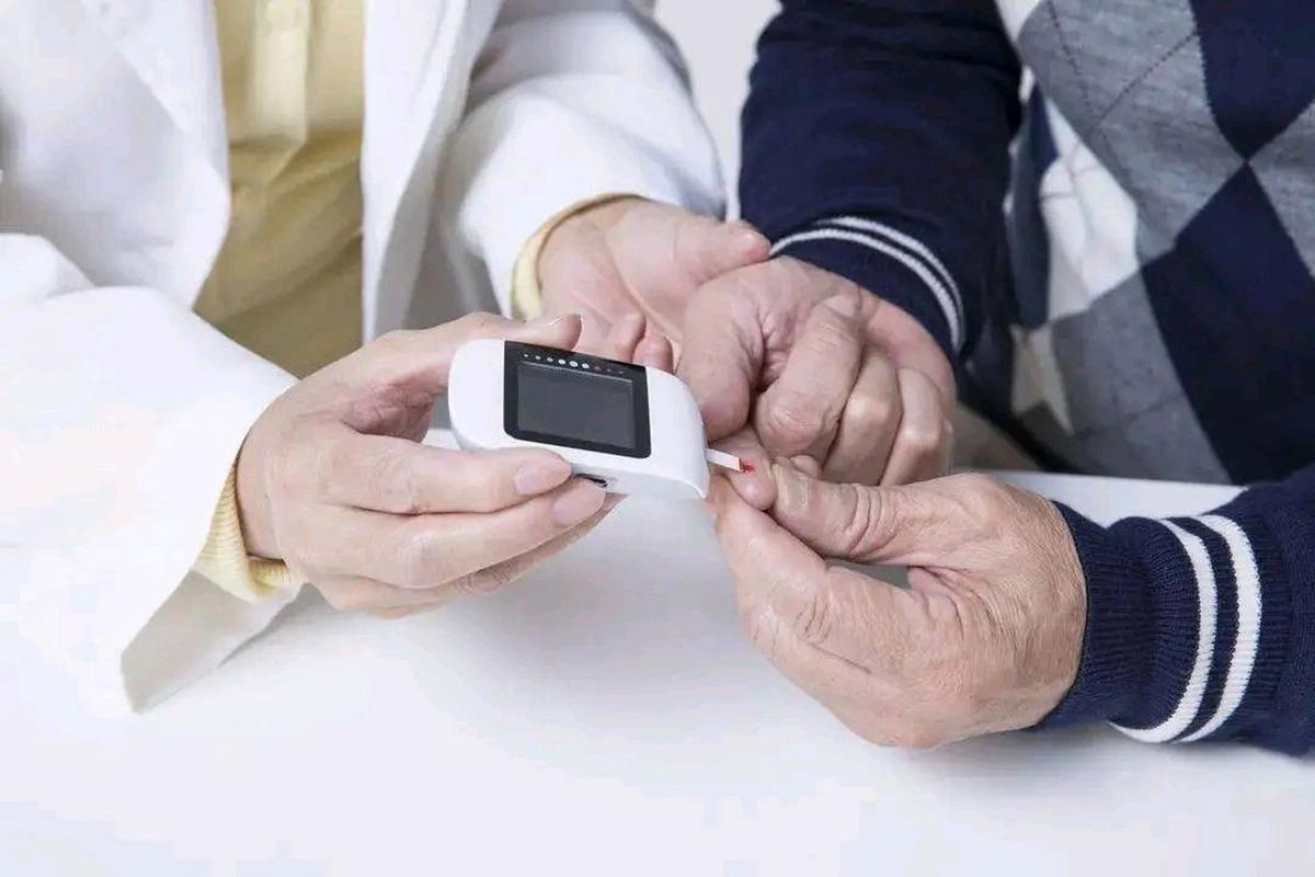 医生建议：血糖偏高，无论是否使用胰岛素，可以补充这3种营养素管理病情，早了解早受