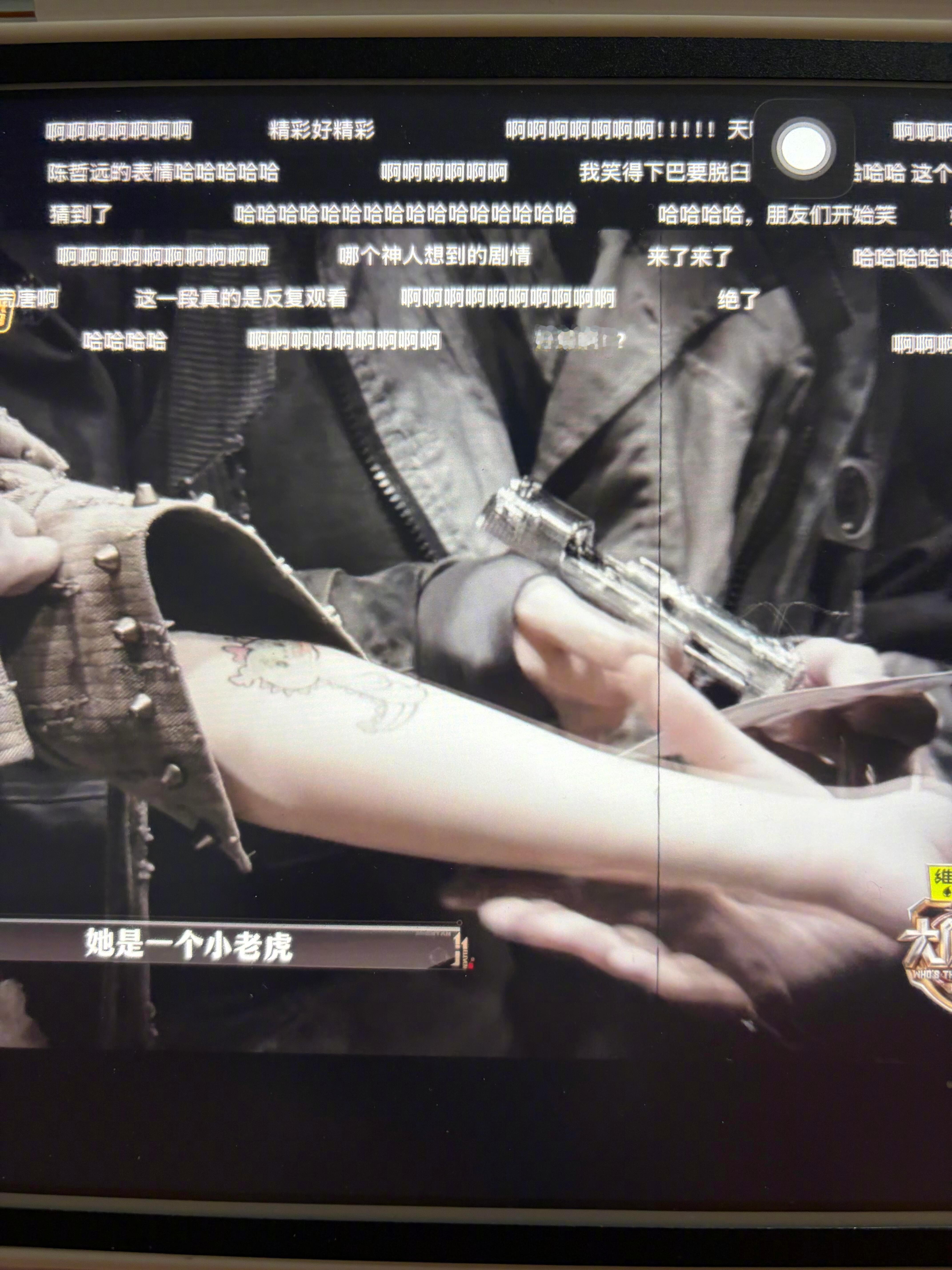 陈哲远还保留着情侣纹身贴 陈哲远这操作是“用纹身贴写回忆录”吧？搭档换了但纹身贴