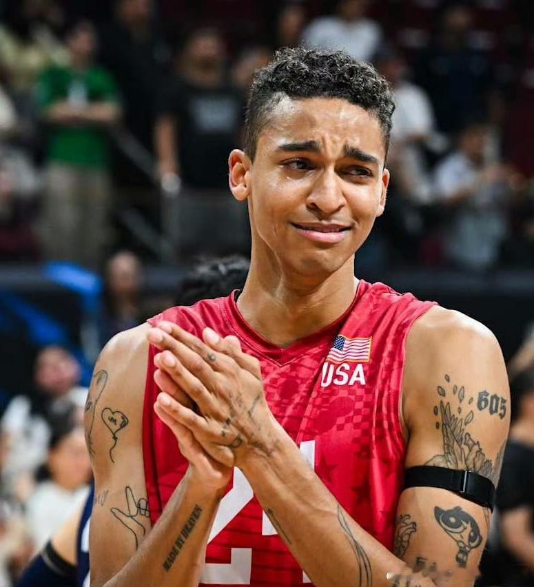 优雅副攻麦克亨利赛后留下伤心的泪水，他今天表现很棒！12扣10中1拦1发，拿到1