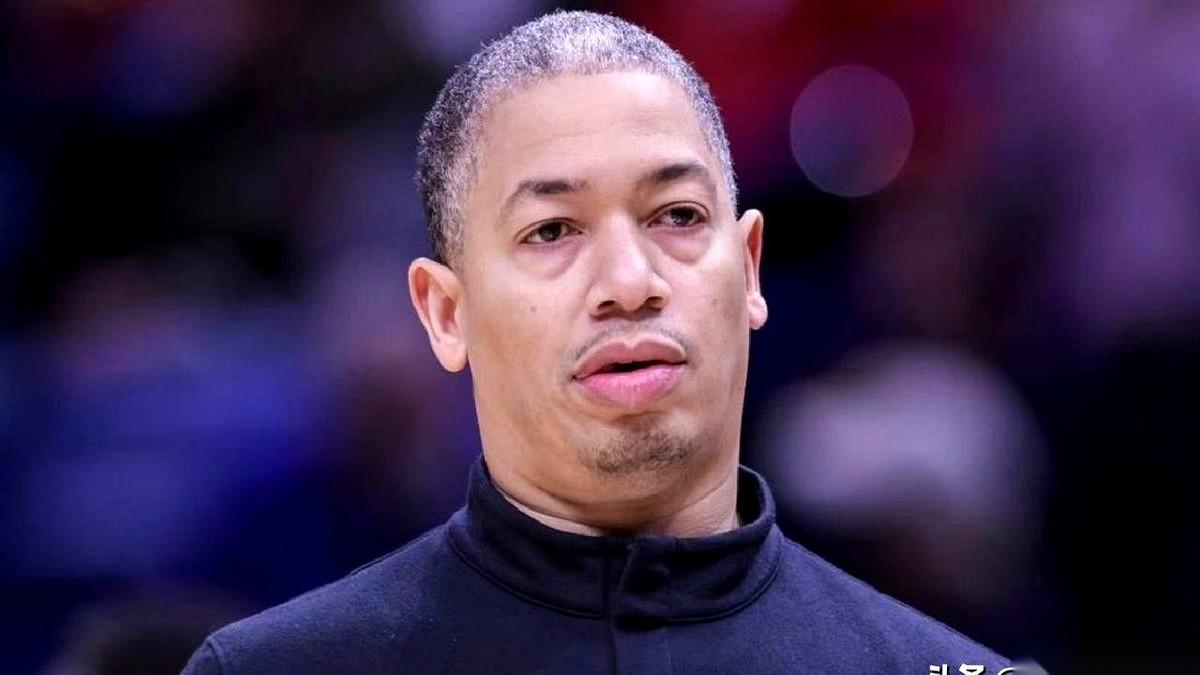 老板终于亲自下场了。
把泰伦·卢和弗兰克叫进办公室，话说的很明白：球队现在这烂摊