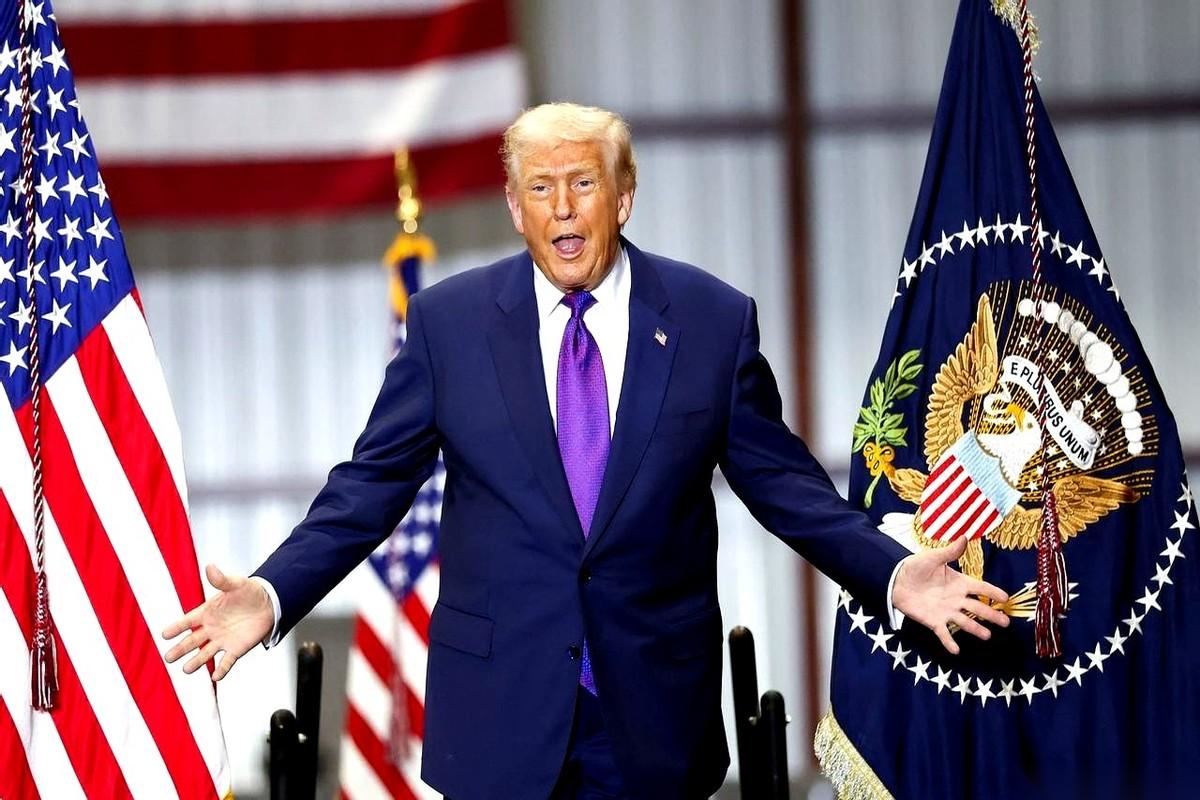 特朗普这张嘴，又在全球直播里扔了个炸弹。
他对着满场的镜头，云淡风轻地宣布，日本