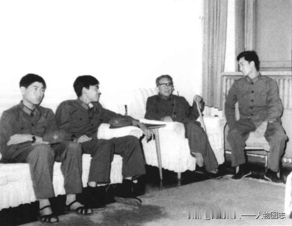 1981年八一建军节，朱良才(右二)在301医院给身旁的工作人员讲当年他指挥战斗
