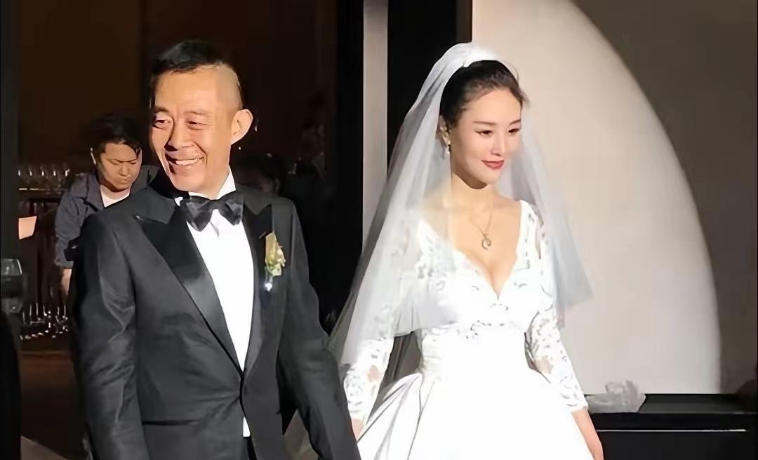 侯勇的婚姻选择，总让人琢磨不透。

他三段婚姻，对象从同学沈蓉到演员潘雨辰，再到