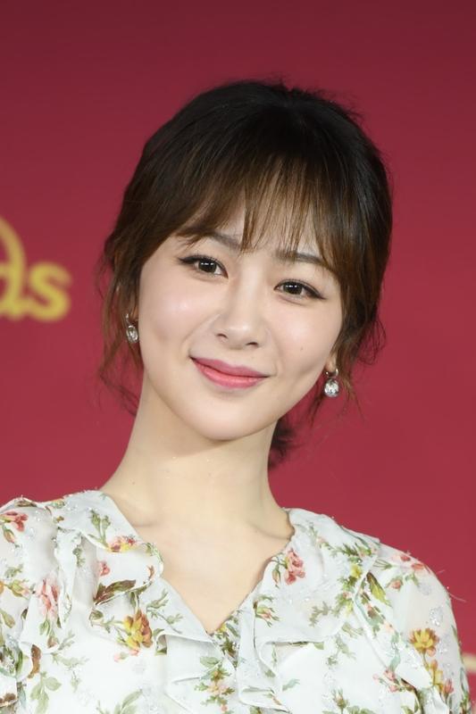 杨紫和迪丽热巴，这俩90花各有千秋。
杨紫稳扎稳打靠演技说话。从《香蜜》里的锦觅