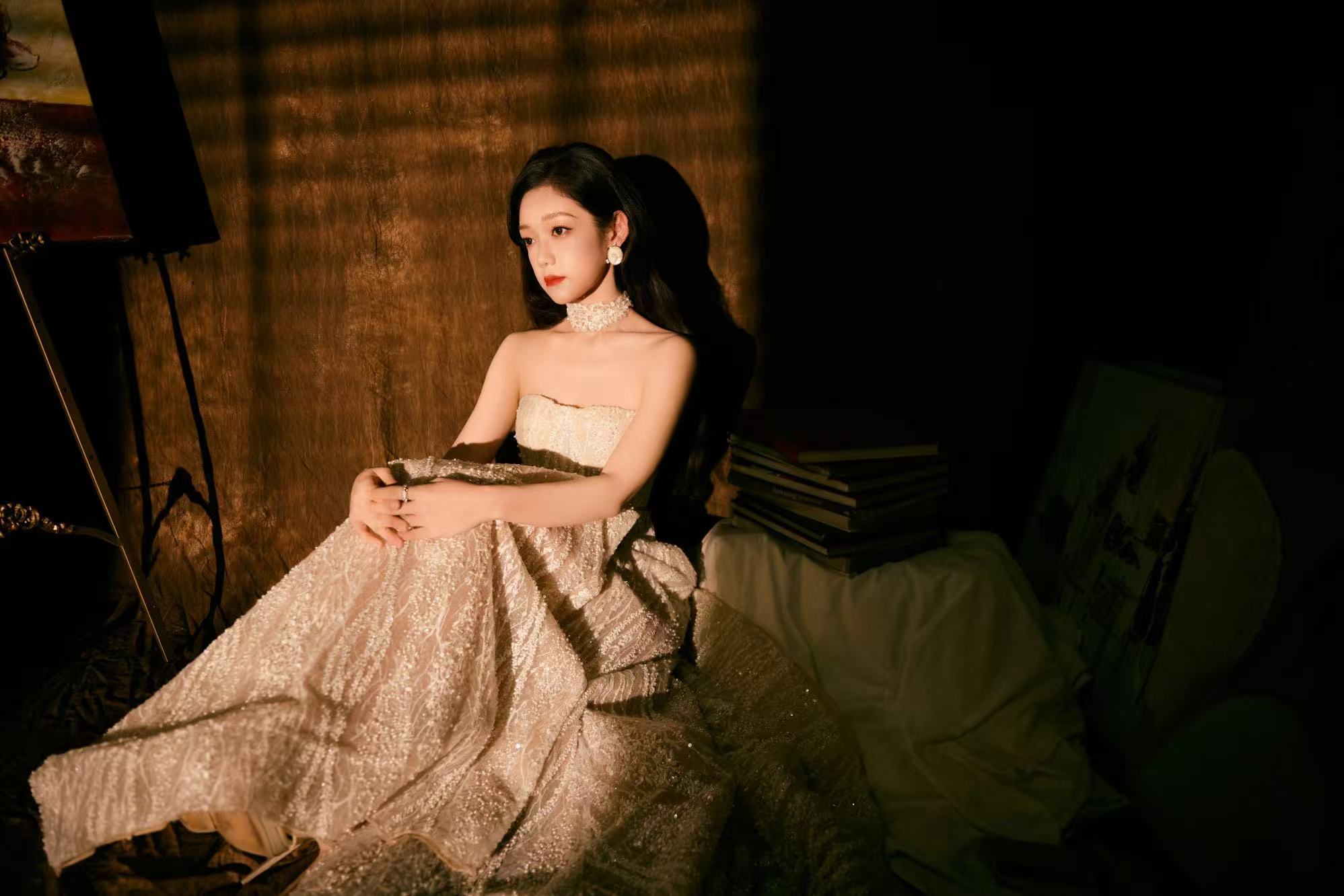 希林娜依高[超话]白纱如诗，歌声如画🎶一袭绝美薄纱裙奔赴2025上合组织国家电