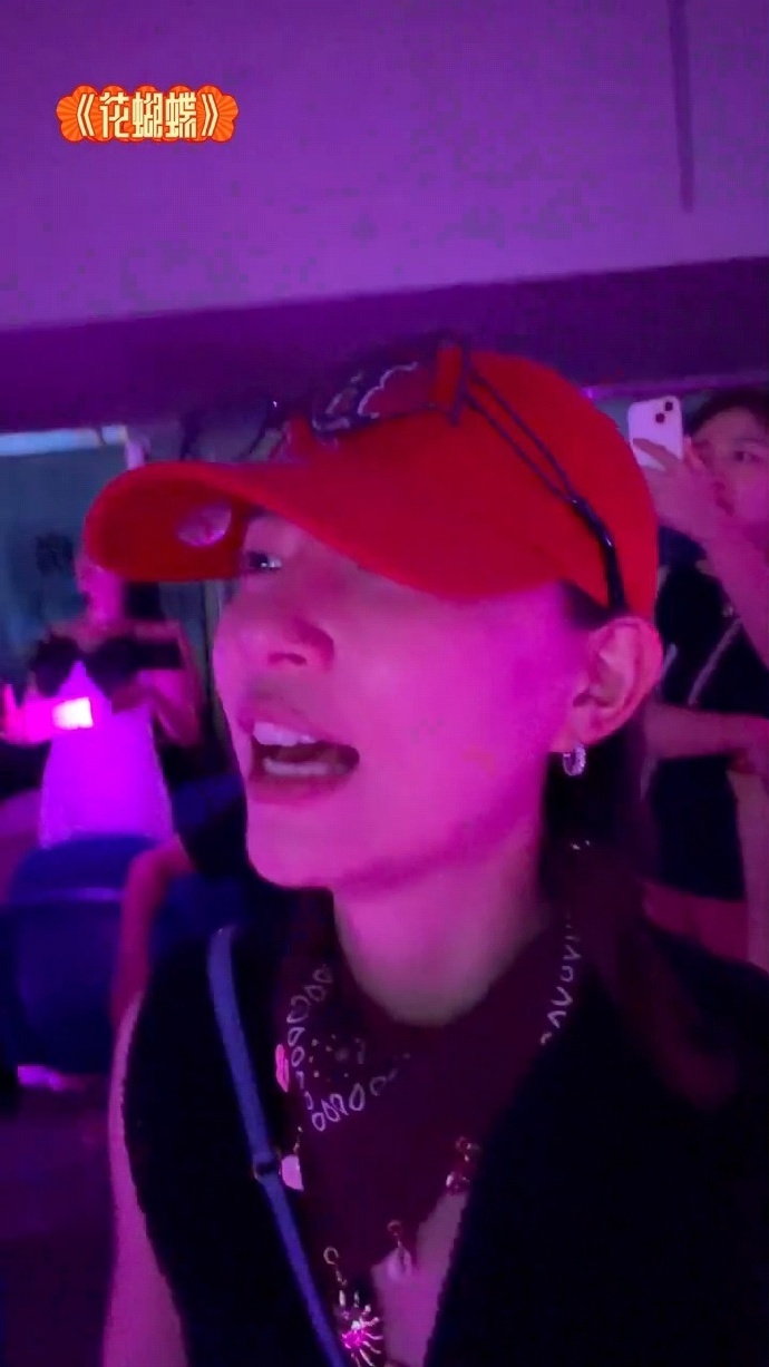 李斯丹妮爱惨了蔡依林 完全没想到私下这么可爱，李斯丹妮看偶像演唱会全程亢奋，默默