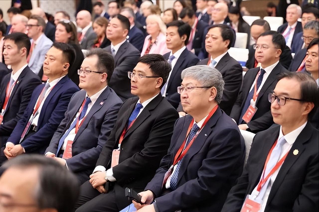 章泽天老公出席了中英商务会议！
1月29日，英国首相主持召开了中英商务会议，在这