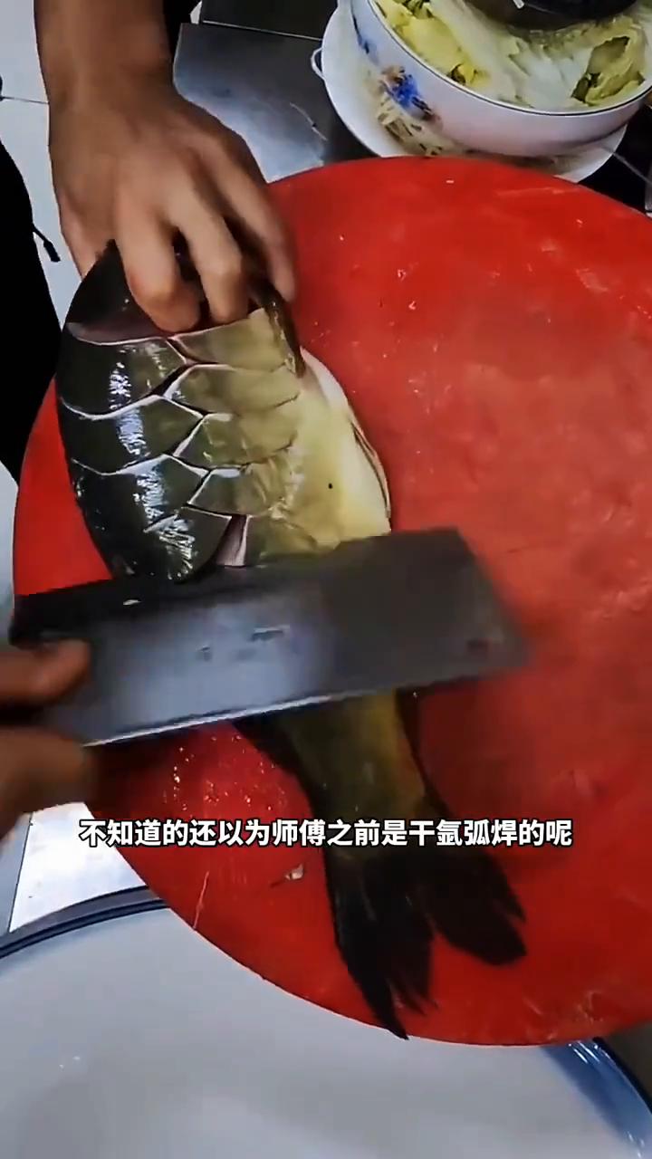 近日一位大厨师傅觉得这条鱼没有鳞片不好看，特意用刀子给鱼切出了一层鱼鳞，不知道的