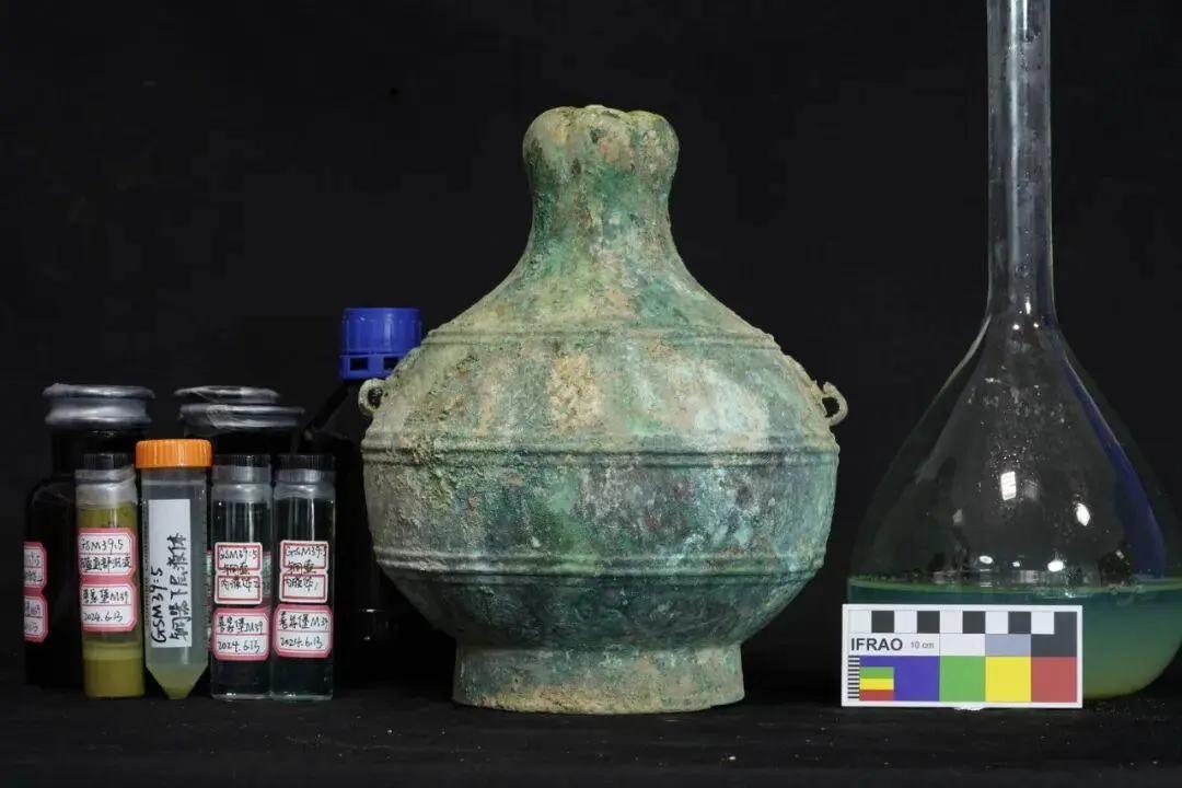 宁夏战国古墓惊现2300年前一壶秦酒“密封陈酿”
近日，宁夏固原一古墓发现一壶秦