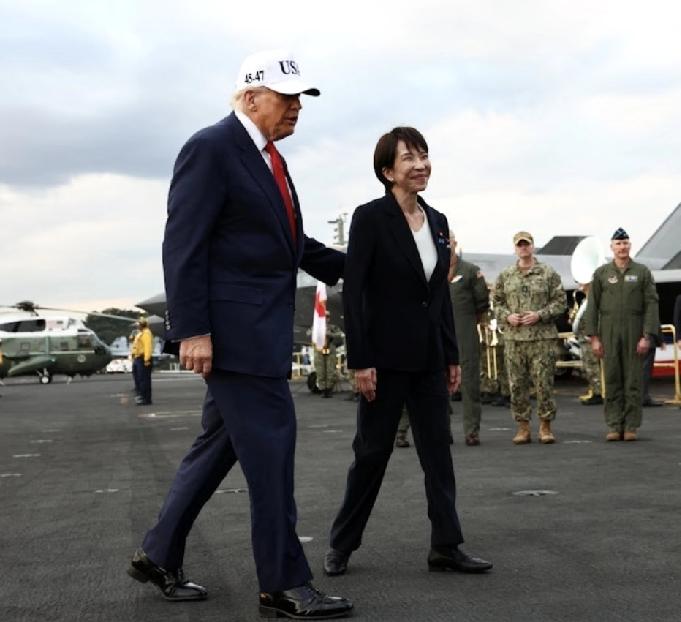 你还别说，
小动作有点多，
这手看着克制不住，
有种相见恨晚的感觉。[捂脸]