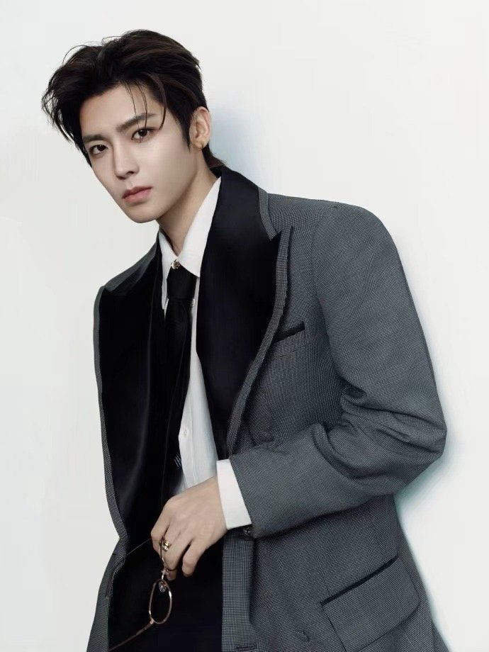 侯明昊年上高智感侯明昊自由的节奏 侯明昊年上高智感，侯明昊自由的节奏，是灰色西装