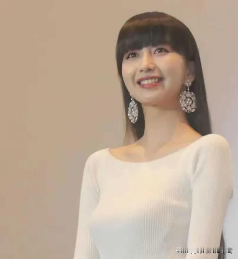 木村拓哉的女儿，真会长，汲取了父母的外貌优点。这样子真的感觉到了当年木村拓哉的帅