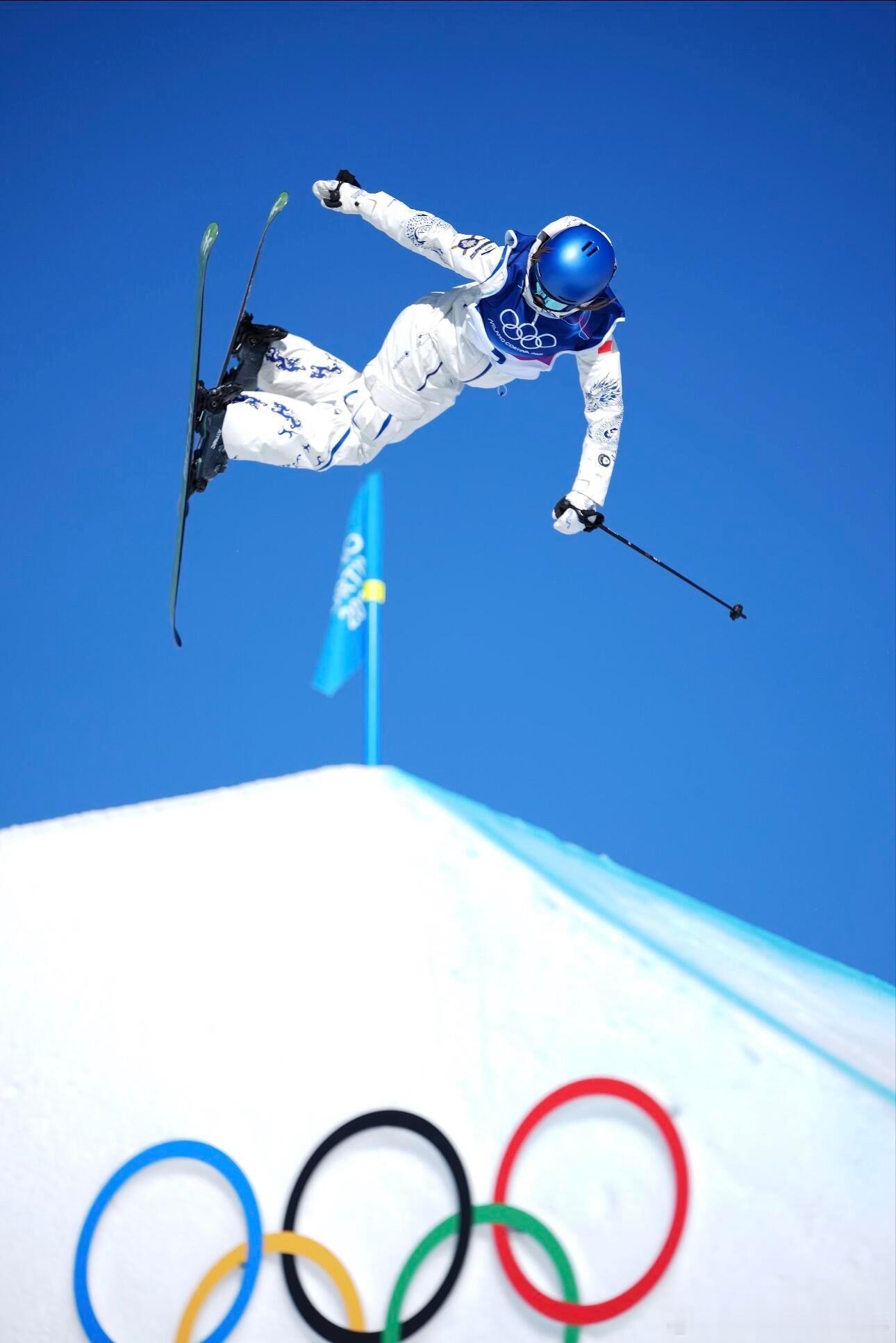 中国队冬奥战袍圈粉外国网友超级喜欢谷爱凌青花瓷滑雪服，以青花瓷为灵感，蓝白主色调