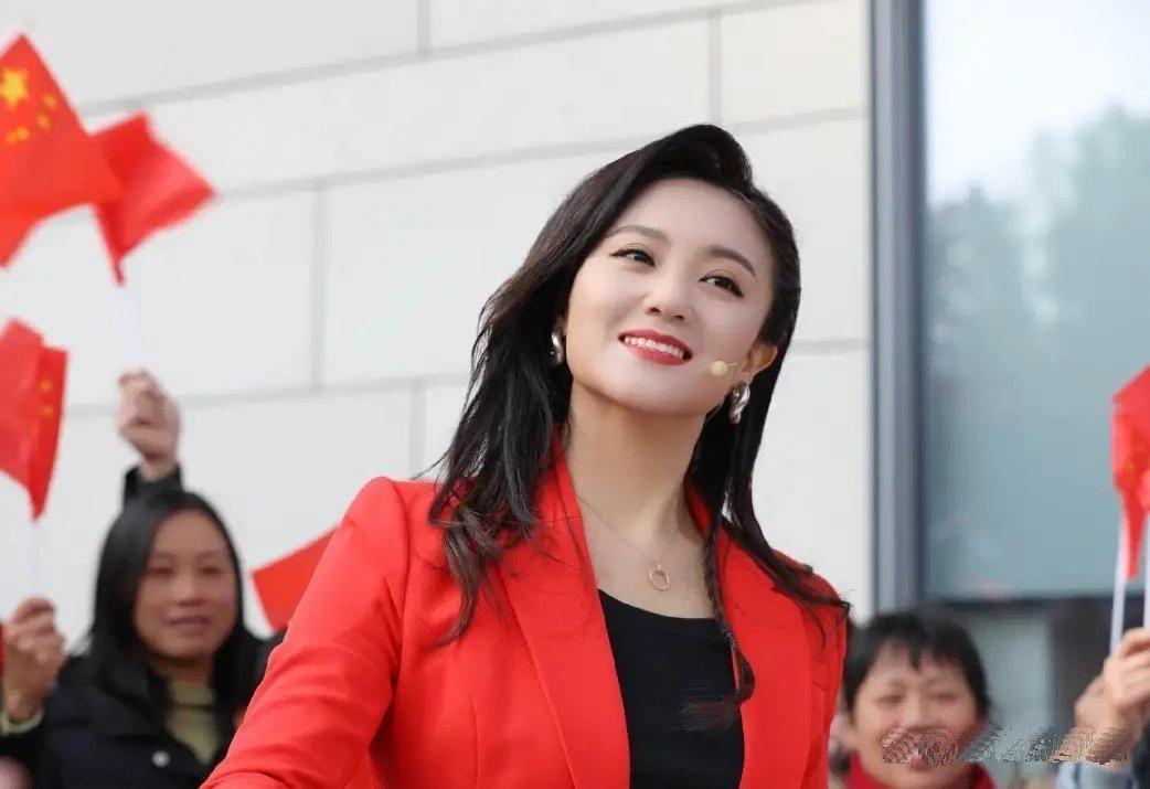 堪比凤凰传奇玲花的女歌手，有一个才艺，至今无人能比。一手双排键出神入化，没有她弹