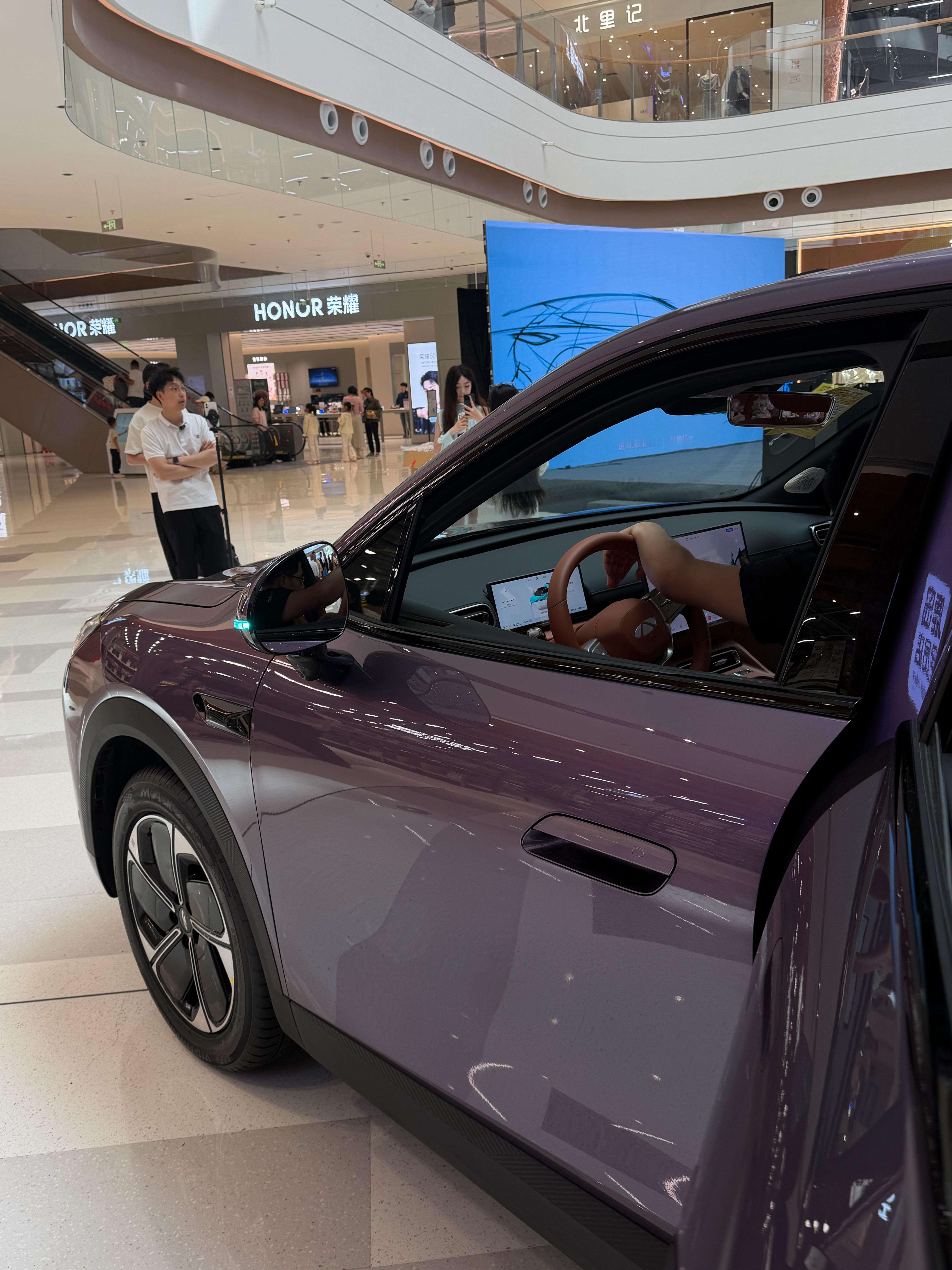 风云T9L静态感受了一下这车，也是乘试驾了一圈，只能说这车还是有点东西的。12.