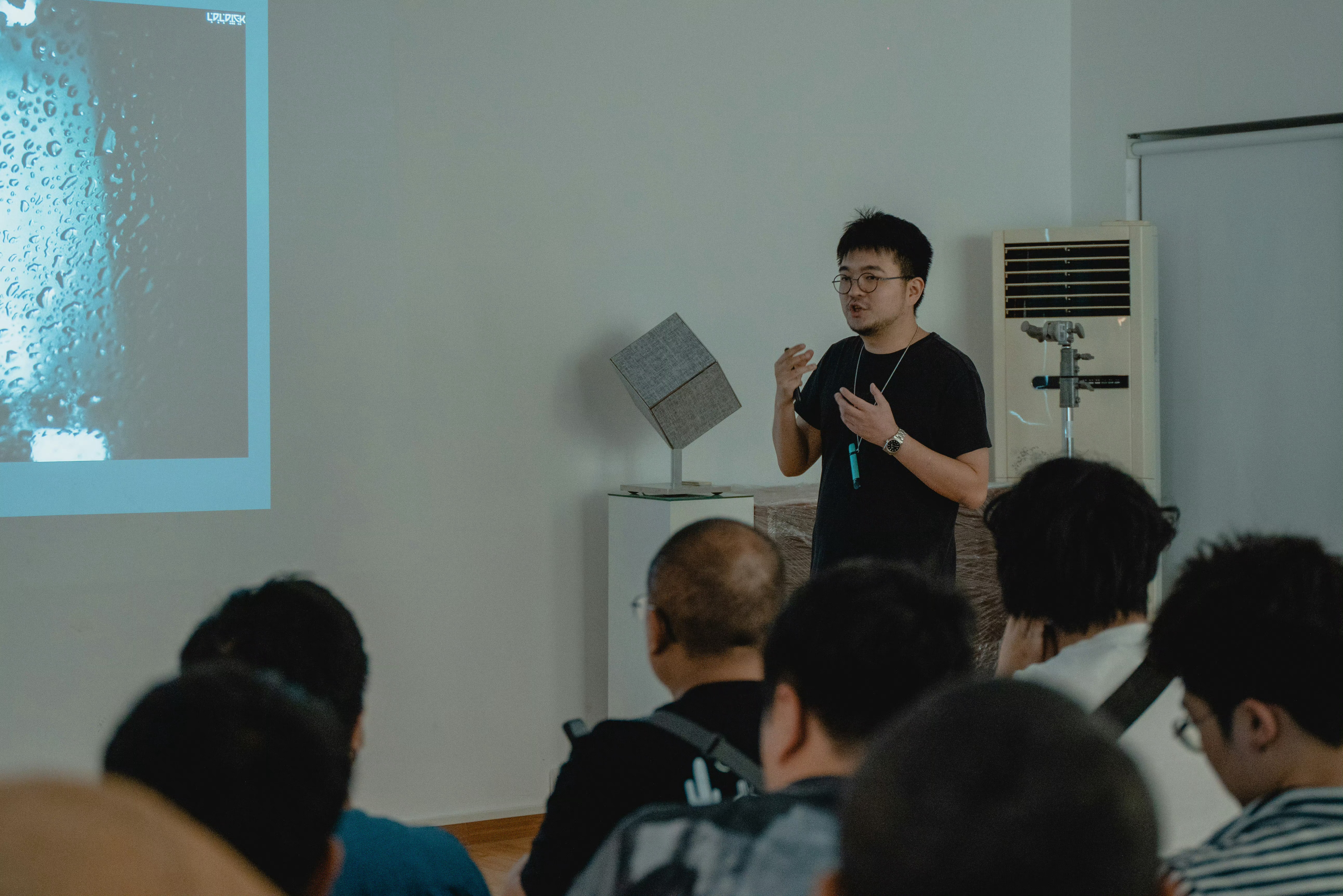 发现i人其实不是不喜欢说话  我就是典型的i人，饭桌上超过四个人就完全不会说话那