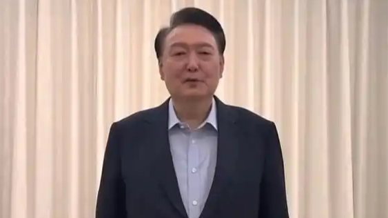当地时间1月15日，韩国总统尹锡悦在前往公调处前公开了提前录制好的对国民讲话，称