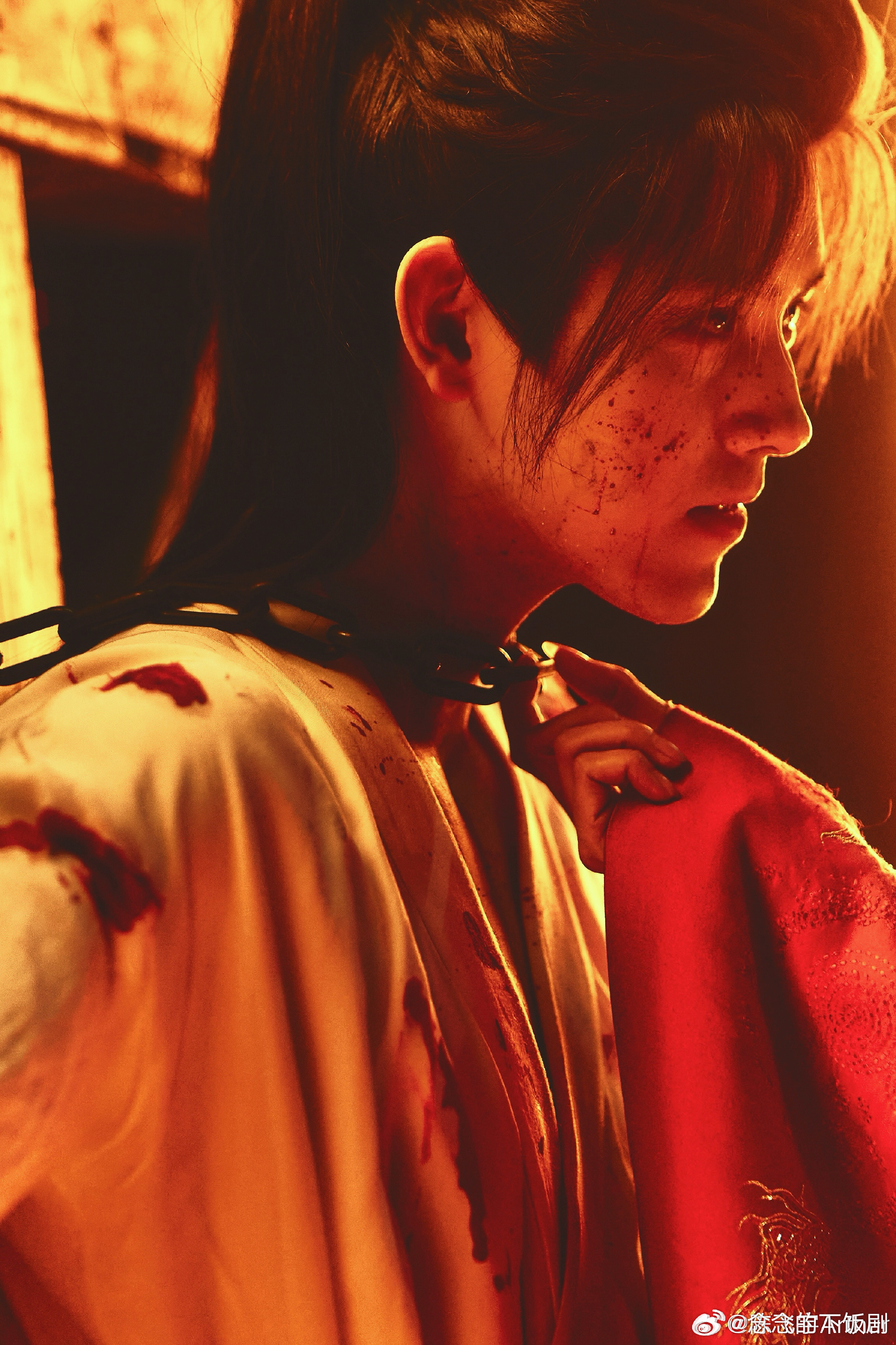 陈飞宇白日提灯沐浴戏陈飞宇身材 本以为看美男洗澡，结果满背伤痕太心疼了！热巴还隐