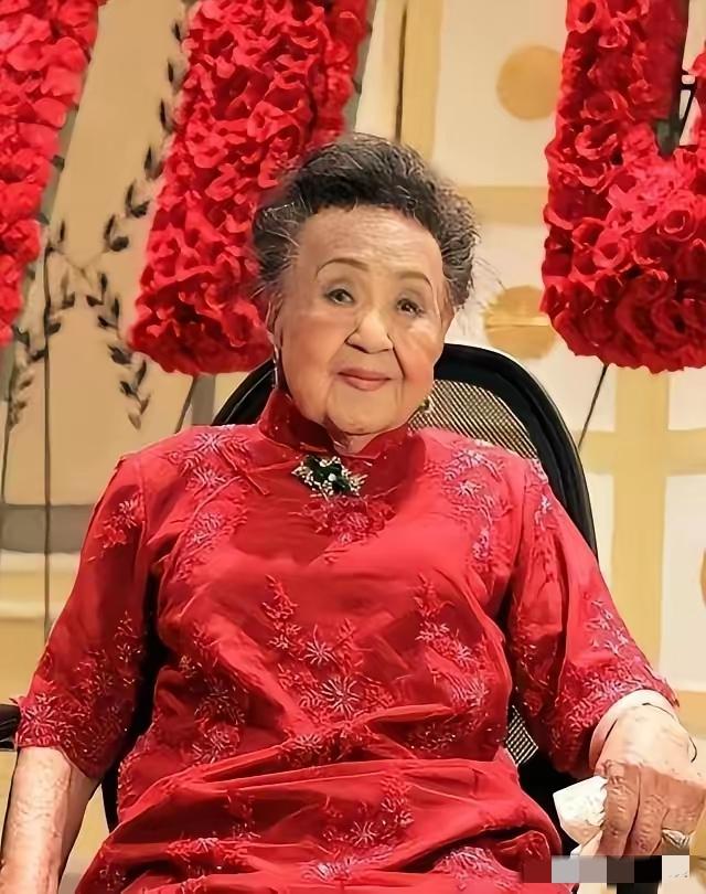 严幼韵的女儿说，我妈妈有几千件旗袍，随便一件，质地都极佳，当古董都够格，不适合的