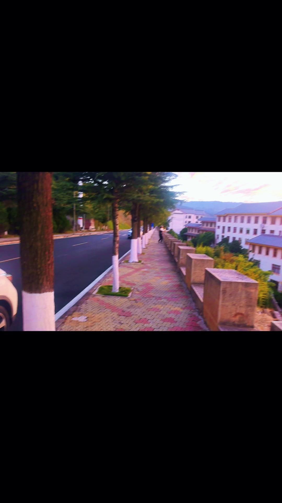 大理油画，每一帧都是心动！🌅站在大理的山顶，看落日把云朵染成橘子汽水色，远处的