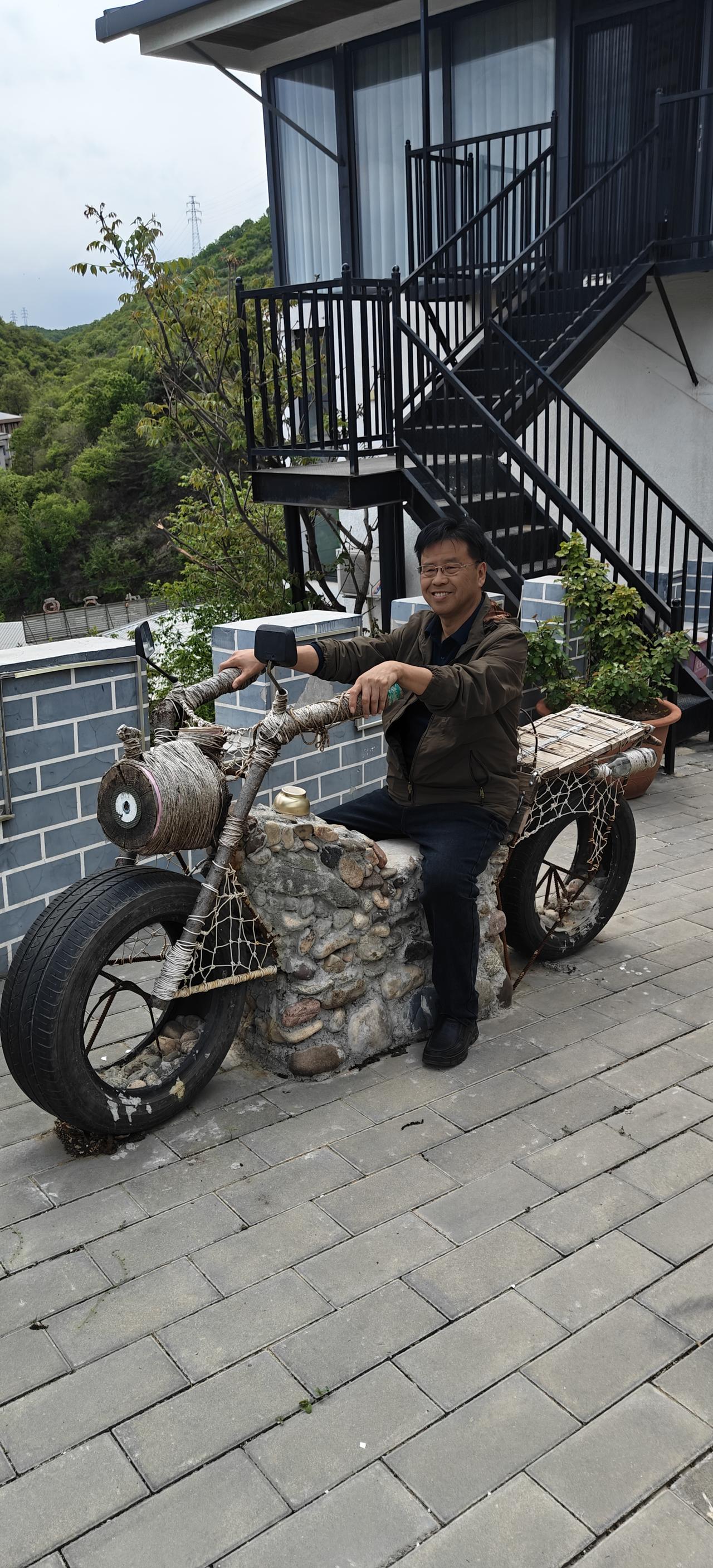 我自小虽说是陪伴着“虚心使人进步、骄傲使人落后”这句名言长大的，但随着年龄的增长