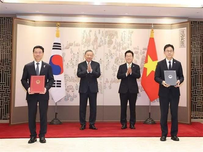 从越南和韩国交换文本的内容可以看出，苏林此访还是为了发展经济！
 
这次越韩双方
