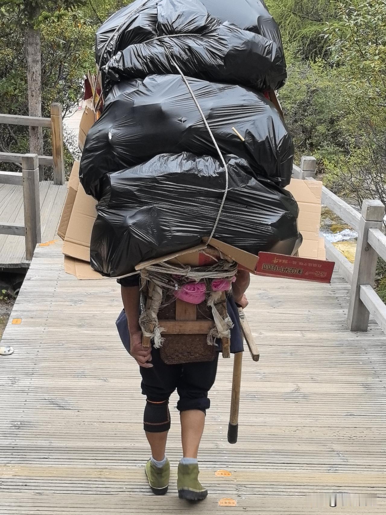 我很欣赏这段话：
“人生经不起等待，人间的饭吃一碗少一碗，身边的人见一面少一面，