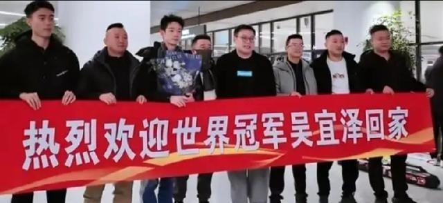 吴宜泽18-17绝杀墨菲拿下世锦赛冠军，但比夺冠更让我破防的，是他全程把国旗焊在