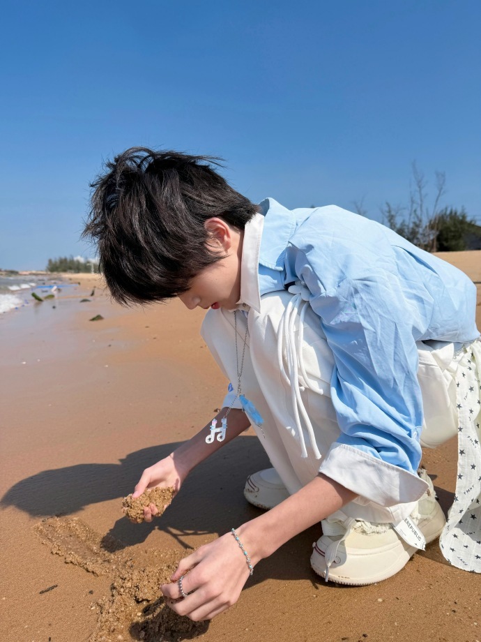 李煜东第一次到海边东东这个萌 在海边玩的开心啊！海边的东东完全男友风好吗！继续探