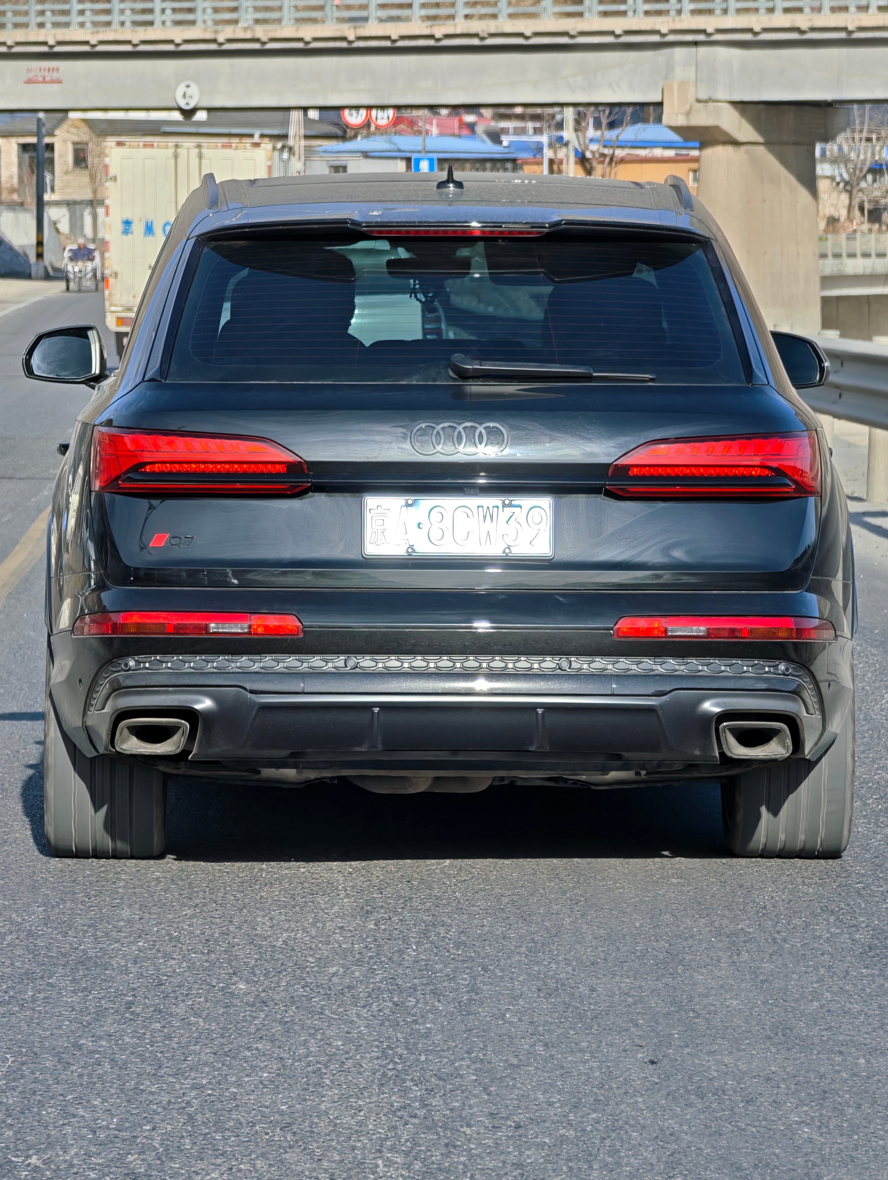 德系这些大SUV的宽胎看着是真带劲~希望国产新能源在轮胎宽度上稍微卷一卷，不用太