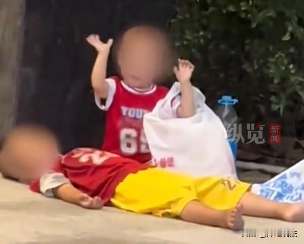 深圳，一位男子，来到地铁口丢下三位幼童，一名男童、两名女童。放下简单的食物跟水，