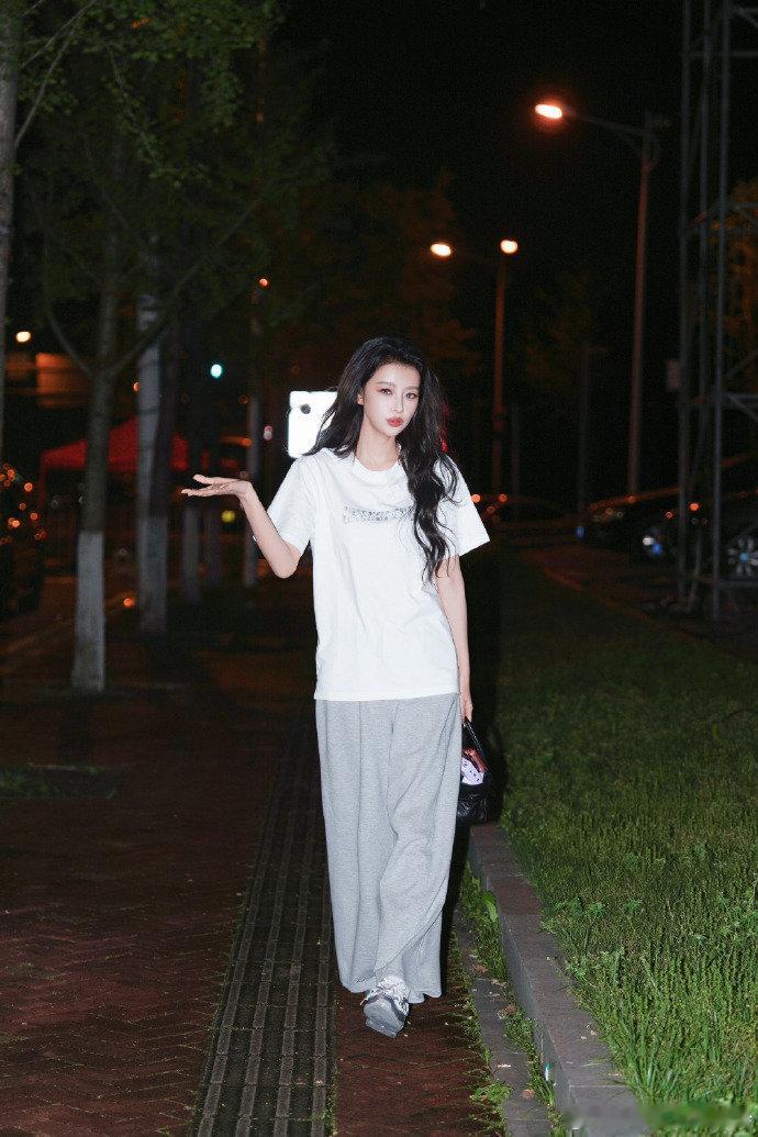 看孙怡探案就李小冉这样大侦探 孙怡：我找到关键证据了！全场：那是道具。李小冉：我