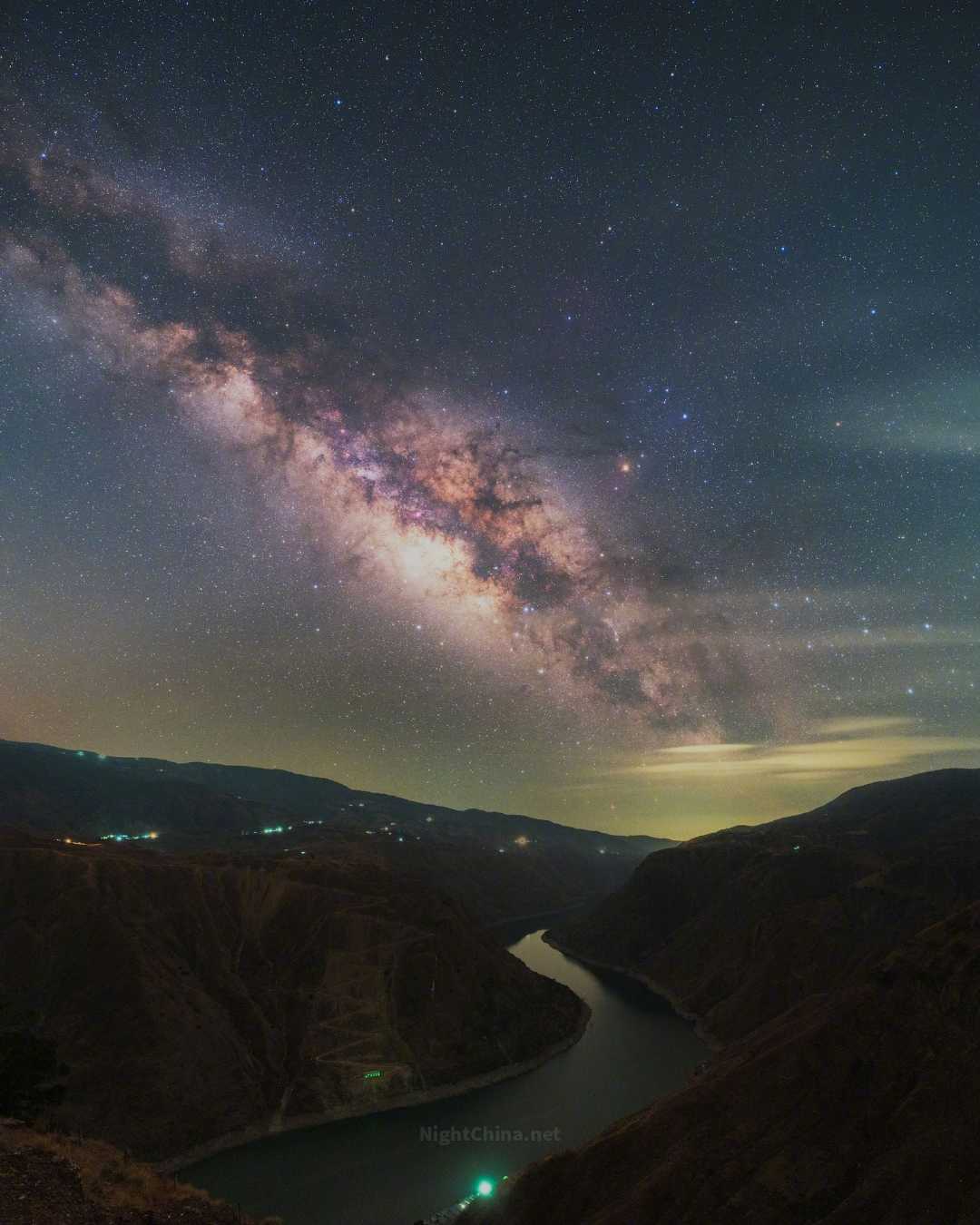 银河从山口倾泻而来，在金沙江上方压低了身段。那一道光带像是某种古老的应答：谷底的