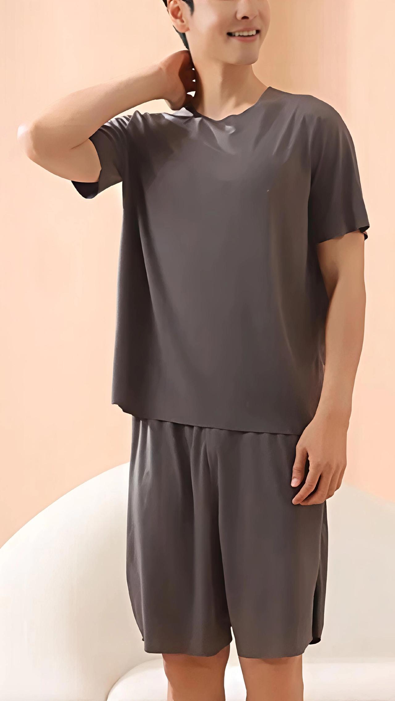 兄弟们，这套冰丝睡衣一定要人手一套，它真的是太舒服了，上身自带凉感，特别适合夏天