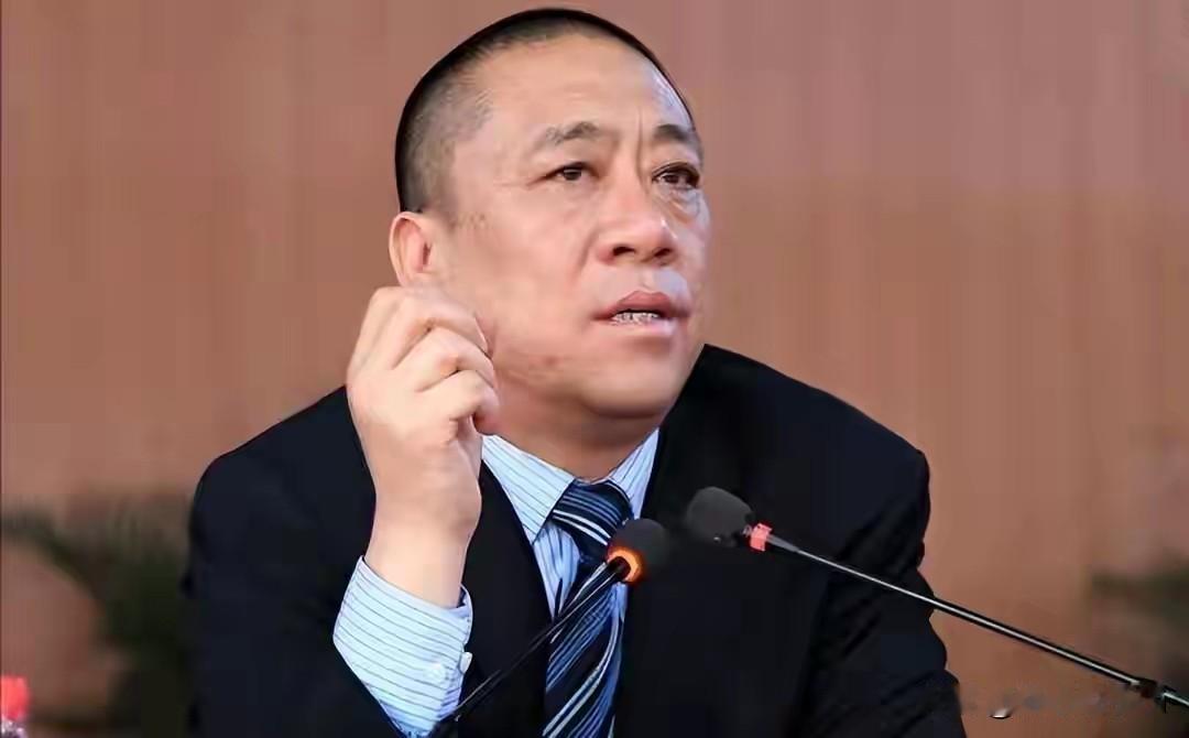 崔培军说，我们公司没有贷款，没有集资，没有拖欠。每月1号开工资，就是专注于起重机