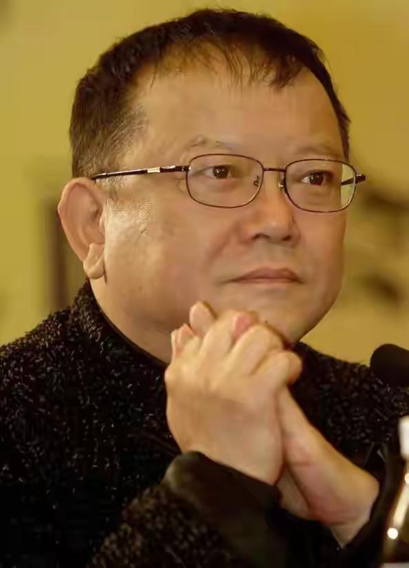 标题：王刚3任妻子中，只有成方圆没享受到红利：她独自照顾94岁的老父，最难的那段